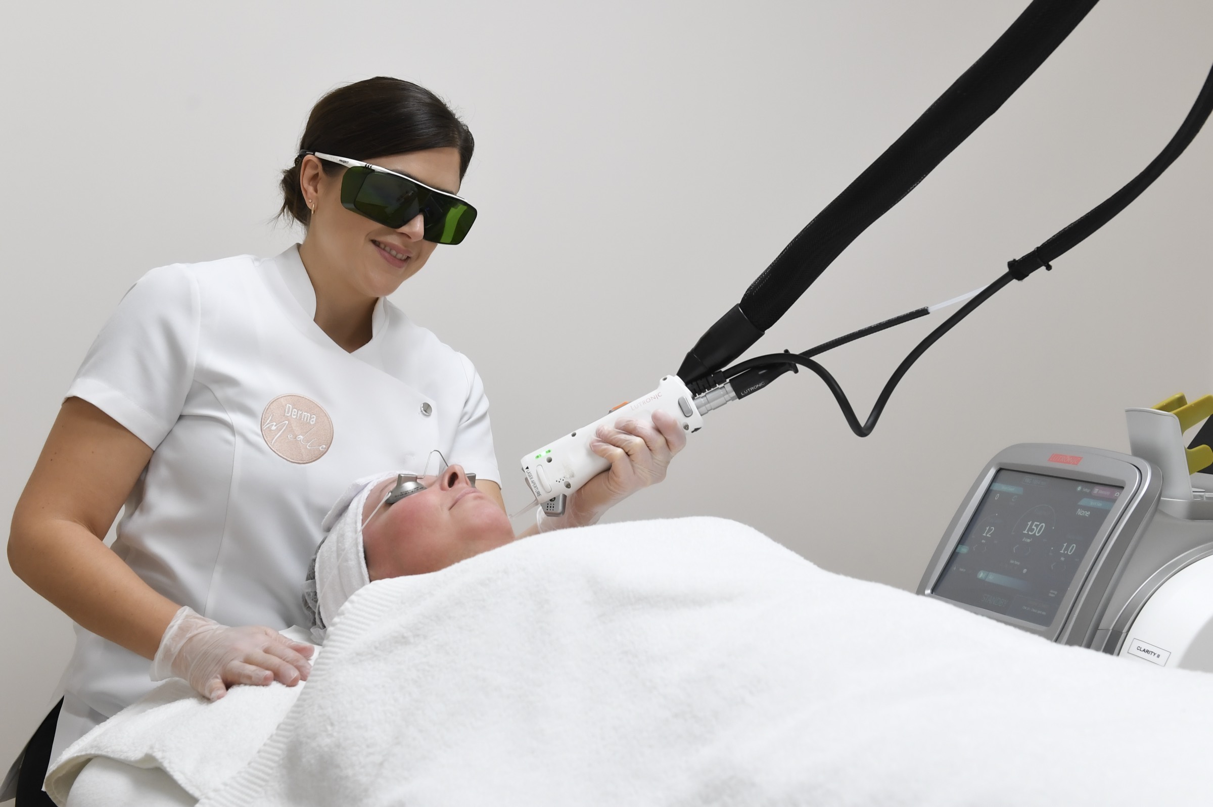 Behandelaar van DermaMedic met laserbril tijdens een laserbehandeling in het gezicht