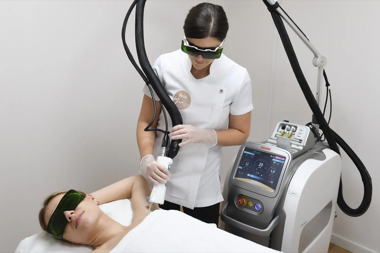 Behandelaar van DermaMedic tijdens een laserbehandeling in de behandelkamer